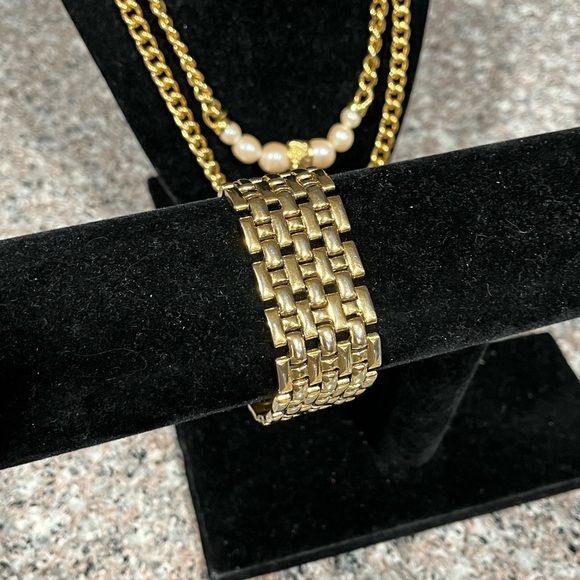 VINTAGE GOLD TONE NAPIER BRACELET - Picture 1 of 6